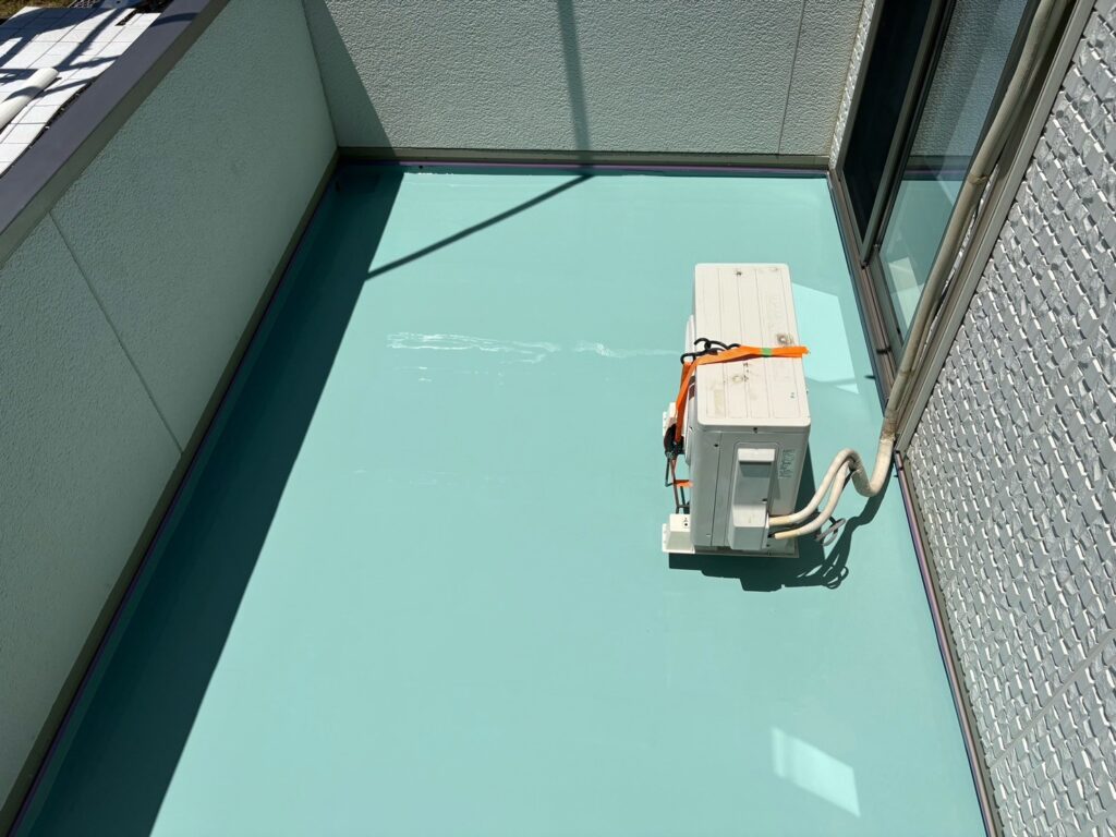 【ベランダ防水】<br />
ウレタン防水２層目<br />
（完了）